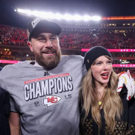 تايلور سويفت مع ترافيس كيلسي في ملعب أروهيد في كانساس سيتي بولاية ميسوري (Taylor Swift with Travis Kelce at Arrowhead Stadium in Kansas City, Missouri). مصدر الصورة: Jamie Squire/Getty Images/AFP