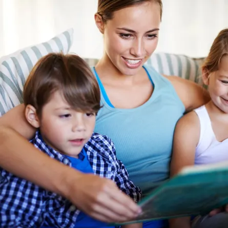 صورة أطفال يستمعون إلى القصة