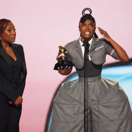 دوتشي خلال حفل توزيع جوائز جرامي السنوي السابع والستين في Crypto.com Arena في لوس أنجلوس، كاليفورنيا (Doechii during the 67th Annual GRAMMY Awards at Crypto.com Arena in Los Angeles, California). مصدر الصورة: Kevin Winter/Getty Images for The Recording Academy/AFP