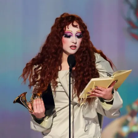 تشابيل روان خلال حفل توزيع جوائز جرامي السنوي السابع والستين في Crypto.com Arena في لوس أنجلوس، كاليفورنيا (Chappell Roan during the 67th Annual GRAMMY Awards at Crypto.com Arena in Los Angeles, California). مصدر الصورة: Kevin Winter/Getty Images for The Recording Academy/AFP