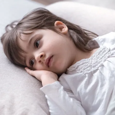 صورة لطفلة تعاني من نقص النوم