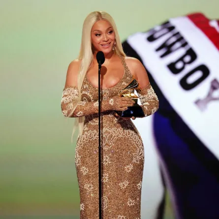 بيونسيه تتسلم جائزة ألبوم العام بحفل غرامي - Beyoncé accepts the Best Country Album award for "COWBOY CARTER" onstage during the 67th Annual GRAMMY Awards Kevin Winter/Getty Images for The Recording Academy/AFP (Photo by KEVIN WINTER / GETTY IMAGES NORTH AMERICA / Getty Images via AFP)