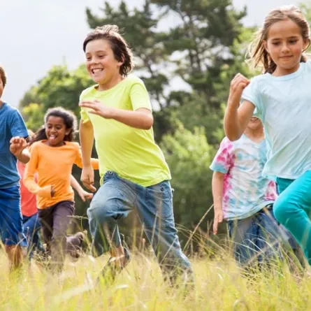 صورة لأطفال يجرون ويمرحون