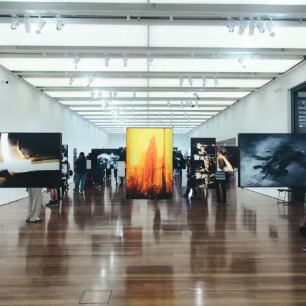 معرض لمجموعة من الفنانين في أحد البيناليات