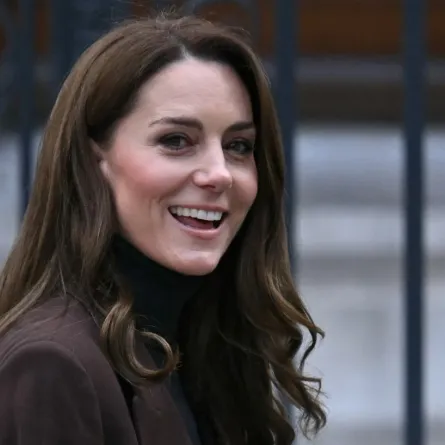 كيت ميدلتون بمعرض الصور الوطني في لندن ( Kate Middleton at the National Portrait Gallery in London ). مصدر الصورة: JUSTIN TALLIS / AFP