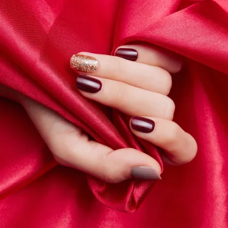 مناكير أحمر