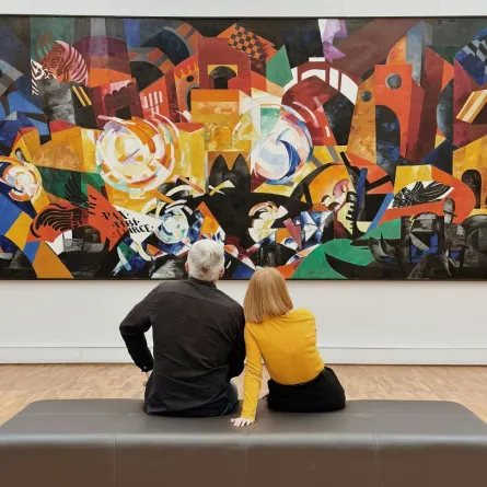 سيدة ورجل من المهتمين بالفن يتابعون لوحة في متحف للفن الحديث