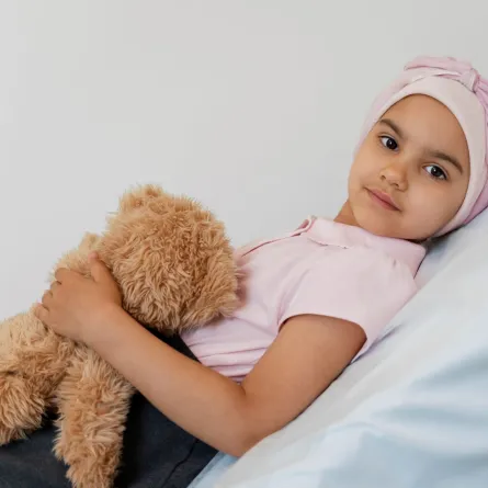 صورة لطفل مصاب بالسرطان
