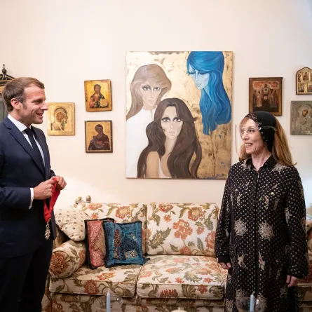 فيروز والرئيس الفرنسي من منزلها الحالي - مصدر الصورة الصفحة الرسمية لفيروز على الفيس بوك