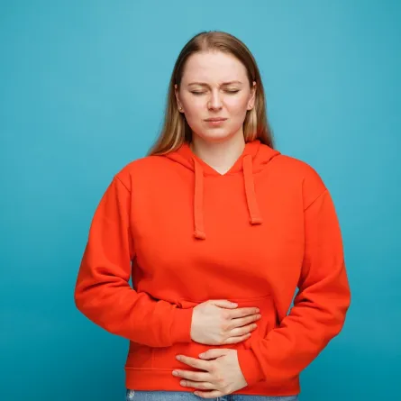 امرأة تعاني من التهاب القولون التقرُّحي Image By Freepik