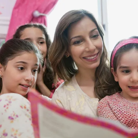 صورة لأم تقرأ لأطفالها