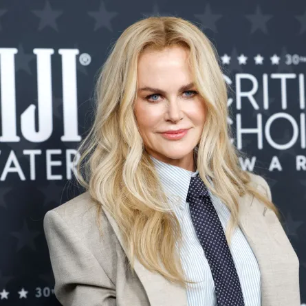 نيكول كيدمان في حفل توزيع جوائز اختيار النقاد السنوي الثلاثين في باركر هانجر في سانتا مونيكا، كاليفورنيا (Nicole Kidman at the 30th Annual Critics Choice Awards at Barker Hangar in Santa Monica, California). مصدر الصورة: Frazer Harrison/Getty Images/AFP