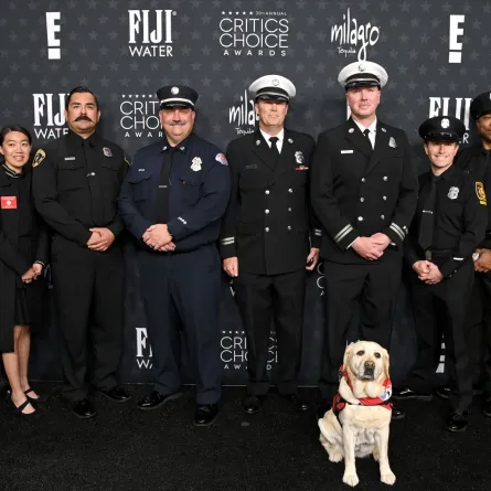 المستجيبون الأوائل في حفل توزيع جوائز اختيار النقاد السنوي الثلاثين في باركر هانجر في سانتا مونيكا، كاليفورنيا (First responders at the 30th Annual Critics Choice Awards at Barker Hangar in Santa Monica, California). مصدر الصورة: Jon Kopaloff/WireImage