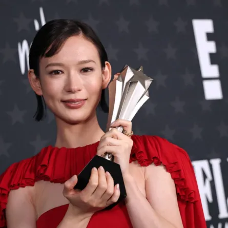 مويكا هوشي خلال حفل توزيع جوائز اختيار النقاد السنوي الثلاثين في باركر هانجر في سانتا مونيكا، كاليفورنيا (Moeka Hoshi during the 30th Annual Critics Choice Awards at Barker Hangar in Santa Monica, California). مصدر الصورة: Michael Tran / AFP