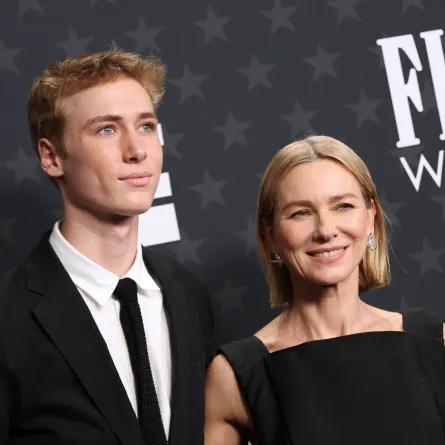 ناعومي واتس وابنها ساشا في حفل جوائز اختيار النقاد 2025 (Naomi Watts (R) and her son Sasha Schreiber attend the 30th Annual Critics Choice Awards ). مصدر الصورة: Michael Tran / AFP