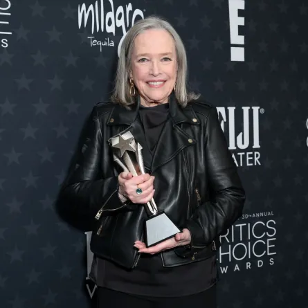 كاثي بيتس في حفل توزيع جوائز اختيار النقاد السنوي الثلاثين الذي أقيم في ذا باركر هانجر في سانتا مونيكا، كاليفورنيا (Kathy Bates at the 30th Annual Critics Choice Awards held at The Barker Hangar in Santa Monica, California). مصدر الصورة: JC Olivera/Variety via Getty Images