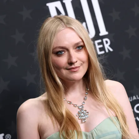 داكوتا فانينغ ترتدي عقداً بقلادة ضخمة مرصعة بالألماس