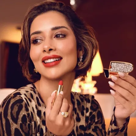 كيف تنسقين أحمر الشفاه الأحمر في مكياج يوم الحب بأسلوب النجمات