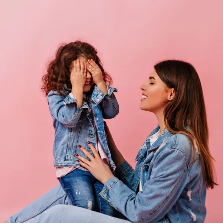 صورة توضح علاقة رائعة بين الام وطفلتها