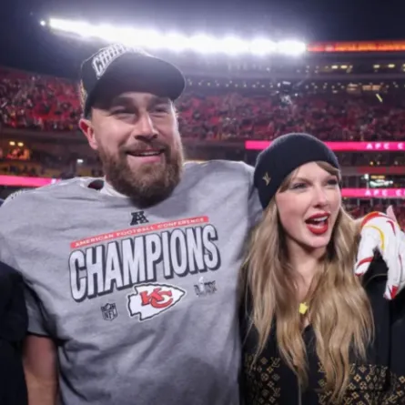 تايلور سويفت مع ترافس كيلسي في ملعب أروهيد في كانساس سيتي بولاية ميسوري (Taylor Swift with Travis Kelce at Arrowhead Stadium in Kansas City, Missouri). مصدر الصورة: Jamie Squire/Getty Images/AFP