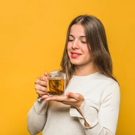سيدة تتناول كوب من النعناع - المصدر freepik