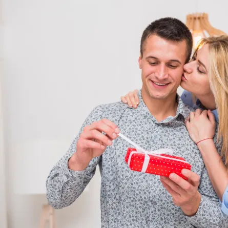 زوجة تهدي زوجها هدية 