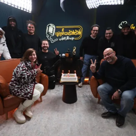 معتز التوني ومنة شلبي في كواليس البرنامج - الصورة من المركز الإعلامي للشركة المنتجة