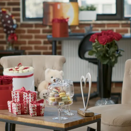 غرفة معيشة مزينة بصورة رومانسية