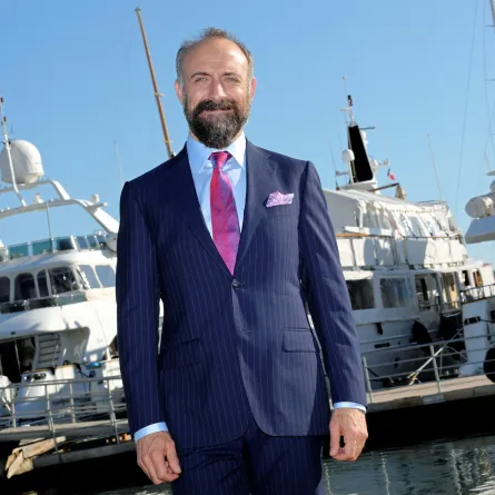 خالد أرغنش جينك خلال جلسة تصوير لمسلسل تلفزيوني ( Halit Ergenc poses during a photocall to TV serie). مصدر الصورة: VALERY HACHE / AFP
