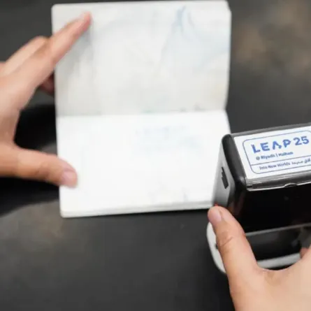 الداخلية تطلق ختماً خاصاً للقادمين عبر مطار الملك خالد الدولي تزامناً مع مؤتمر ليب التقني الدولي 2025