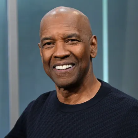 دينزل واشنطن في استوديوهات SiriusXM في مدينة نيويورك (Denzel Washington at SiriusXM Studios in New York City). مصدر الصورة: Noam Galai/Getty Images for SiriusXM/AFP