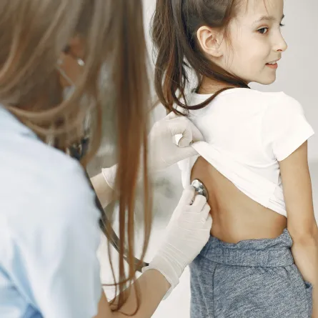 صورة لطبيبة تفحص طفلة