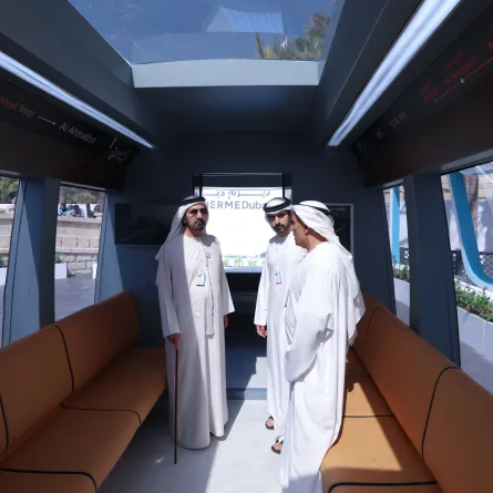 الشيخ محمد بن راشد والشيخ حمدان بن محمد يطلعان على مشروعي ريل باص وثيرم دبي. الصورة من مكتب دبي الإعلامي