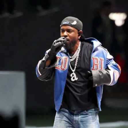 كيندريك لامار يؤدي عرضًا في Super Bowl LIX في Caesars Superdome في نيو أورليانز، لويزيانا (Kendrick Lamar performs at Super Bowl LIX at Caesars Superdome in New Orleans, Louisiana). مصدر الصورة: Gregory Shamus/Getty Images/AFP