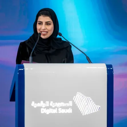 تقدم سارة تجربة تفاعلية مع السياح ومساعدتهم عبر تقديم المعلومات الثرية والتوصيات الذكية