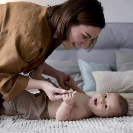 صورة لأم مع طفلها الرضيع