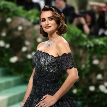 بينيلوب كروز في حفل Met Gala لعام 2024 في متحف متروبوليتان للفنون في مدينة نيويورك (Penélope Cruz at The 2024 Met Gala at The Metropolitan Museum of Art in New York City). مصدر الصورة: Dimitrios Kambouris/Getty Images for The Met Museum/Vogue/AFP