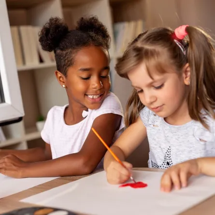 صورة لطفلتين ترسمان