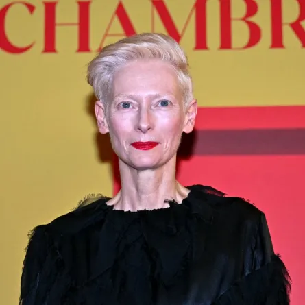 تيلدا سوينتون في سينما باثي بالاس في باريس (Tilda Swinton at the Pathe Palace cinema in Paris). مصدر الصورة: LOU BENOIST / AFP