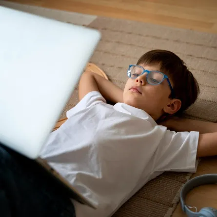 صورة لطفل يتابع الشاشة لساعات 