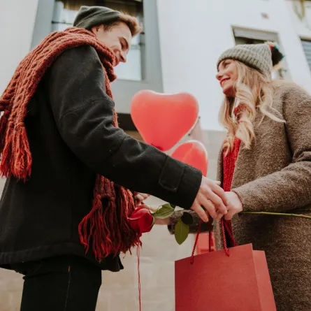 زوج يهدي زوجته هدية احتفالاً بيوم الحب