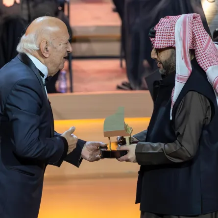 المستشار تركي ال الشيخ لحظة تكريمه لـ الموسيقار عمر خيرت-الصورة من المركز الاعلامي ل شركة بنش مارك