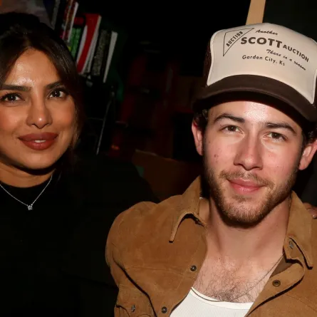 بريانكا تشوبرا جوناس ونيك جوناس على مسرح برودواي في مسرح بوث في مدينة نيويورك (Priyanka Chopra Jonas and Nick Jonas on Broadway at The Booth Theater in New York City). مصدر الصورة: Bruce Glikas/WireImage