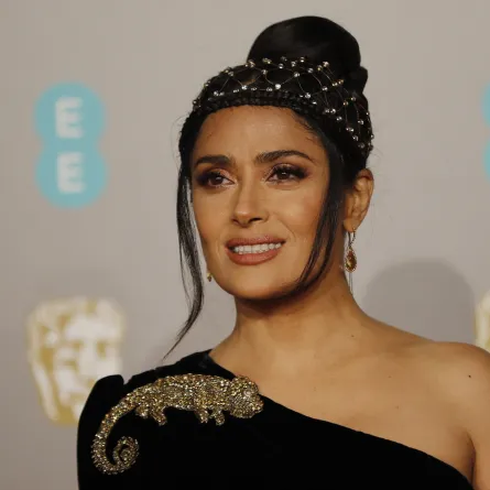  2019 الممثلة سلمى حايك ترتدي مجوهرات مرصعة بالألماس في حفل بافتا 