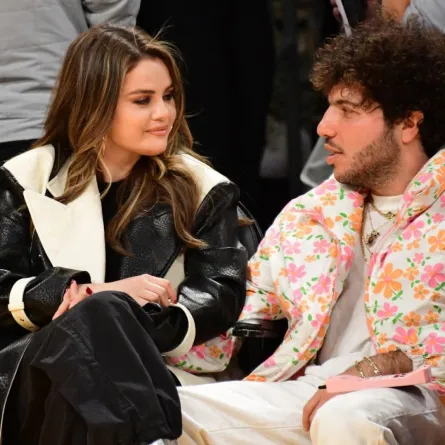 سيلينا غوميز وبيني بلانكو (Selena Gomez and Benny Blanco) مصدر الصورة: (Photo by Adam Pantozzi / NBAE / Getty Images / Getty Images via AFP)