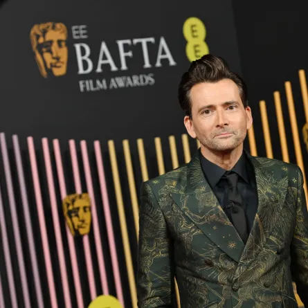 ديفيد تينانت في حفل توزيع جوائز EE بافتا لعام 2024 في قاعة قاعة المهرجانات الملكية في لندن، إنجلترا (David Tennant at the 2024 EE BAFTA Film Awards at The Royal Festival Hall in London, England). مصدر الصورة: Kate Green/BAFTA/Getty Images for BAFTA