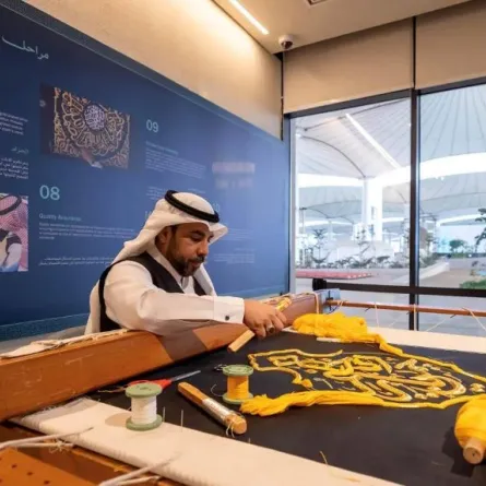 يعيش زوار الجناح رحلة فنية روحانية للاستكشاف والتعرف على تفاصيل كسوة الكعبة المشرفة