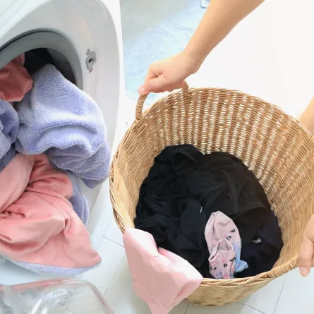 غسيل الملابس في الغسالة 