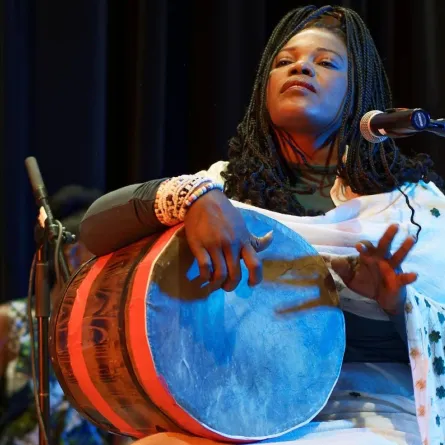 آسيا مدني - الصورة من حسابها على فيسبوك