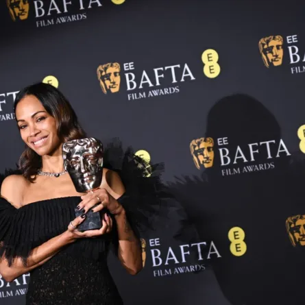 زوي سالدانا مع الجائزة - Zoe Saldana poses with the award for Best supporting actress for "Emilia Perez"- مصدر الصورة: (Photo by JUSTIN TALLIS / AFP)